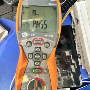 מד מתח חשמלי עם תצוגה דיגיטלית