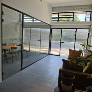 חדר עם מחיצות זכוכית וריהוט מודרני