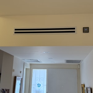 מערכת מיזוג אוויר מותקנת בתקרה עם תרמוסטט