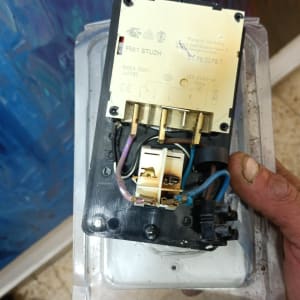 חלק חשמלי עם חוטים צבעוניים ומחברים