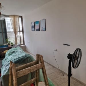 סולם, מאוורר, קיר צבוע, כיסוי פלסטיק על רהיטים