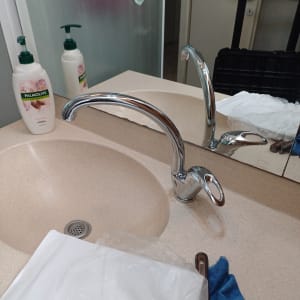 ברז כיור עם מפתח צינורות על מגבת כחולה