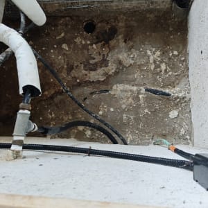 נישת מסתור כביסה מלוכלכת עם רשת נגד יונים וצינורות תשתית