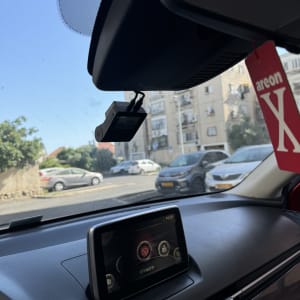 מצלמת רכב ומסך מערכת מולטימדיה ברכב