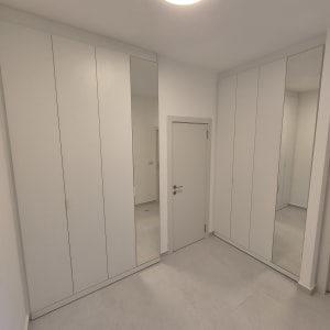 ארונות קיר לבנים עם מראות בחדר