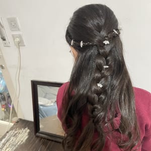 שיער קלוע עם קישוטים לבנים קטנים