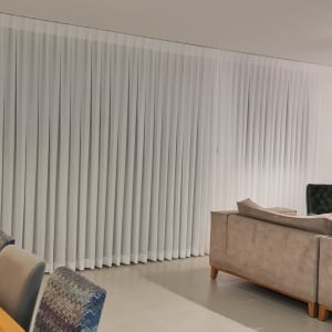 וילון לבן ארוך תלוי מהתקרה עד הרצפה