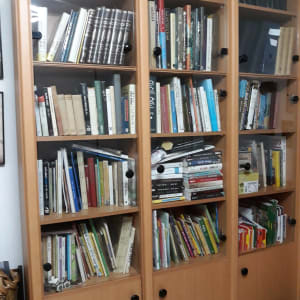 דלתות זכוכית של ארון ספרים עם ידיות שחורות