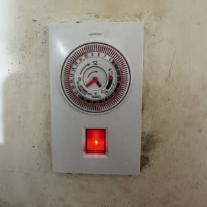 שעון טיימר חשמלי עם נורית חיווי אדומה
