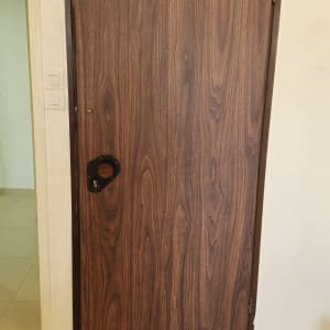 דלת עץ עם ידית חסרה בחדר פנימי