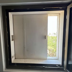 חלון פתוח עם נוף של עצים בחוץ