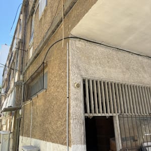 צינור מים חיצוני מחובר לקיר בניין