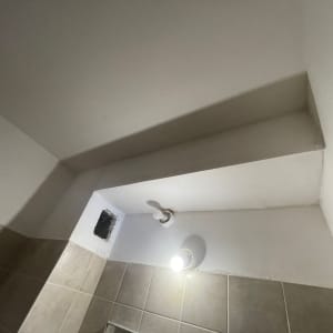 קיר גבס עם מנורה וחור בקיר