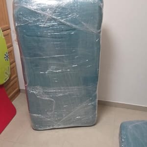 רהיט עטוף בניילון נצמד כחלק מאריזה והכנה להובלת דירה