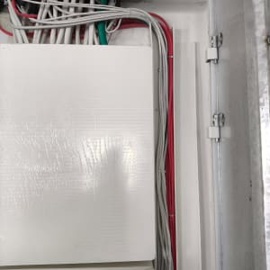 כבלים צבעוניים מסודרים בארון תקשורת פתוח