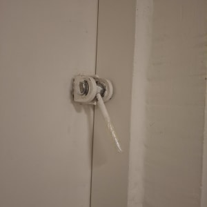 מנעול דלת עם ידית מאולתרת