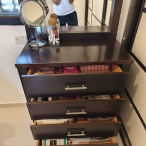 שידת מגירות פתוחה עם מראה ואדם מצלם סלפי