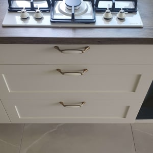 כיריים גז על משטח עץ עם מגירות מתחת