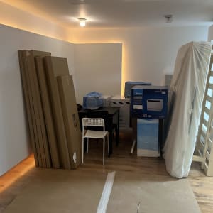 קרטונים, רהיטים וציוד ארוזים בחדר שיפוצים