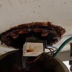 חלק תחתון של דוד שמש עם חלודה ונזילה