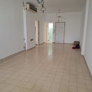 חדר ריק עם רצפה נקייה ותאורה תלויה