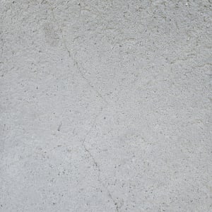 סדק בקיר בטון אפור