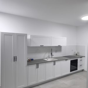 מטבח לבן עם ארונות וכיור, עבודה בתחום הנגרות