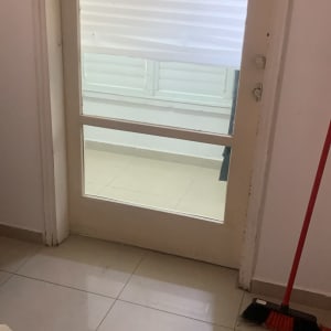 דלת זכוכית עם תריסים וחדר פנימי
