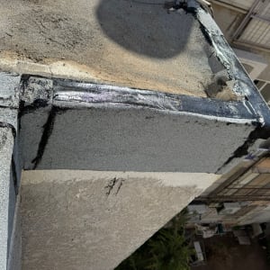 איטום גג עם חומרי איטום שחורים ואפורים