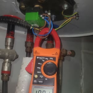 מד אמפר מחובר לדוד שמש עם חוטים חשמליים