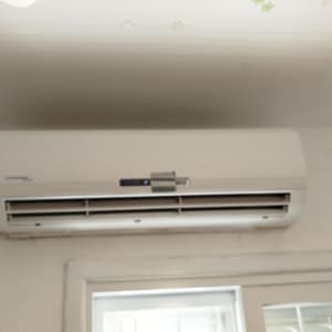 מזגן מותקן על קיר בחדר