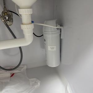 מסנן מים מתחת לכיור עם צנרת וחיבורים