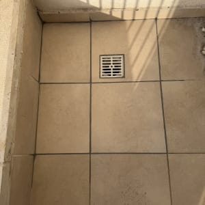 ריצוף עם ניקוז, עבודה בתחום האיטום