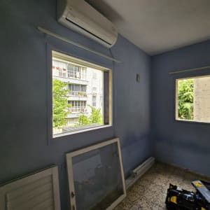 חלון אלומיניום עם מסגרת מונח על הרצפה