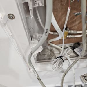 חוטים וכבלים בתיבת תקשורת