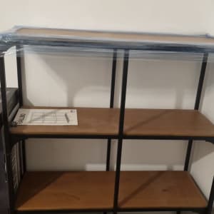 מדף מתכת עם קופסאות קרטון ומוצרים שונים