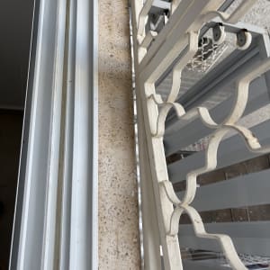 מסגרת חלון עם סימני לכלוך וניקוי