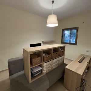 חדר עם מדף עץ, סלסלות וארון קטן