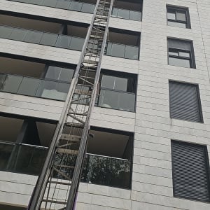 מנוף בניין גבוה עם מרפסות זכוכית