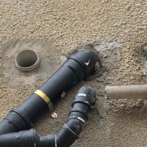 צינורות ותשתית אינסטלציה על קיר