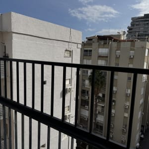 מעקה ברזל על רקע בניינים בעיר