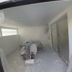 חדר עם ציוד שיפוצים וצבע על הרצפה