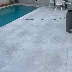 ריצוף חדש ליד בריכה עם צינור מים