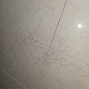 אריחי קרמיקה עם סימני סדקים או נזילות