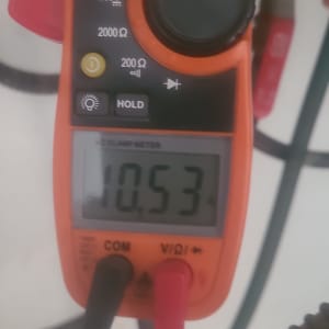 מד מתח דיגיטלי עם חיבורים וכבלים