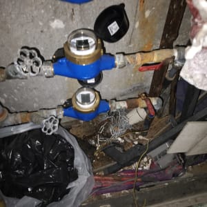 מד מים כחול עם צינורות וחיבורים