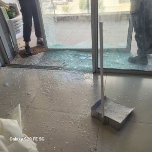 זכוכית שבורה על הרצפה ליד דלת זכוכית