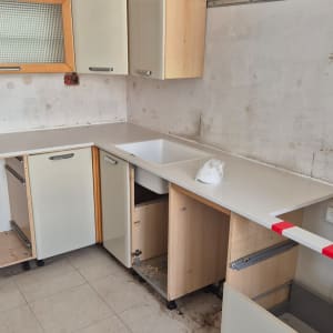 שיש לבן במטבח עם כיור מובנה