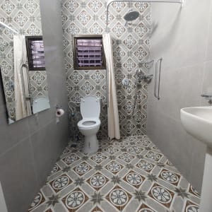 חדר אמבטיה עם שירותים, כיור ומקלחת