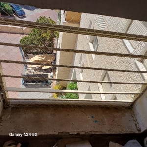רשת למניעת כניסת יונים בחלון בניין